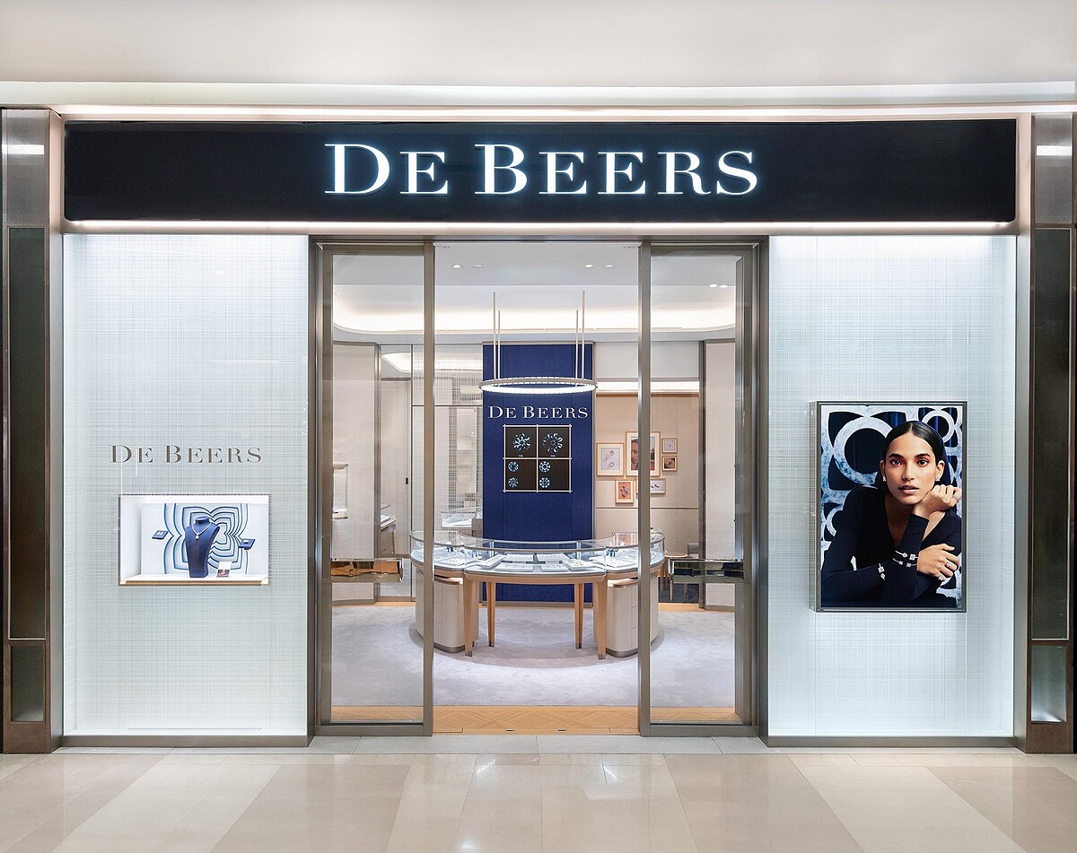 2024年全新開幕的De Beers台中大遠百精品店，為品牌繼台北101旗艦店，於中台灣開設的首間店點。