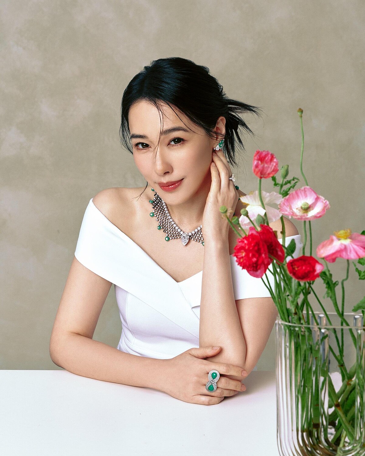 文華國際花苑總監陳妍嵐配戴The Alchemist of Light高級珠寶系列的Midnight Aura套組和Old Bond Street高級珠寶梨形鑽石戒指。