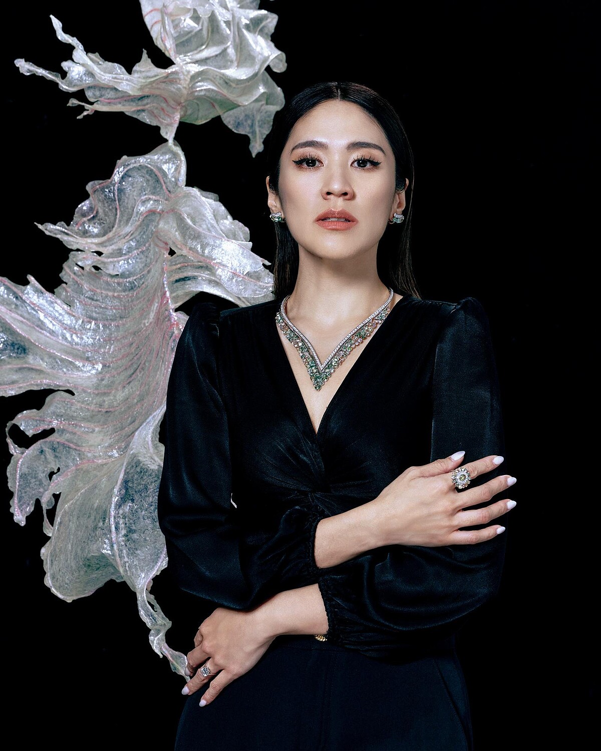 藝術家洪郁雯配戴De Beers Portraits of Nature高級珠寶系列全新Okavango Chameleon套組。