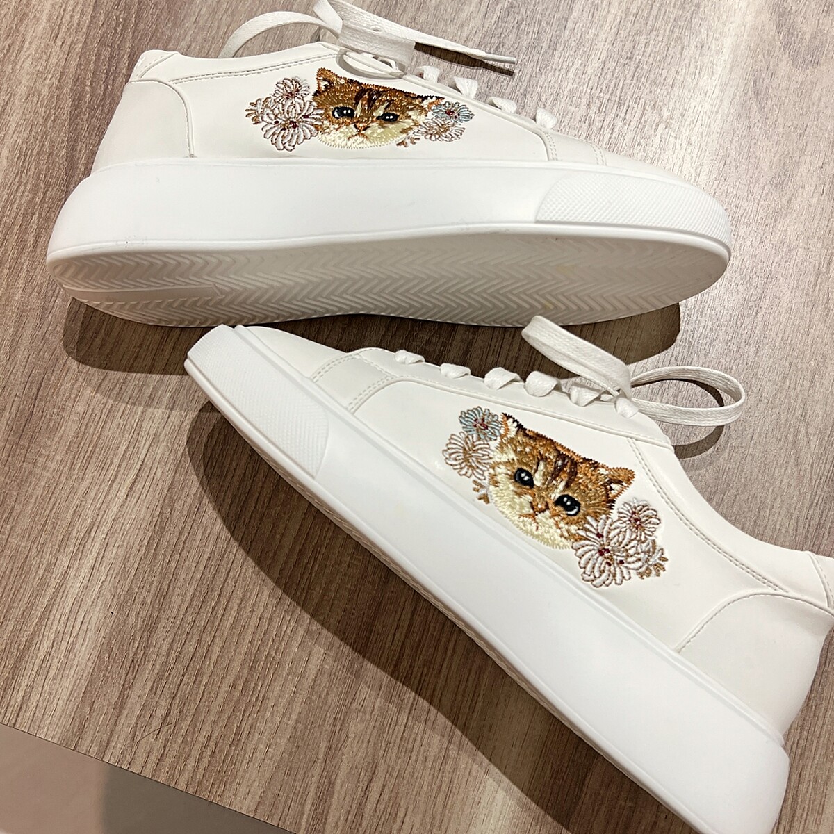 Paul & Joe X Grace Gift聯名西洋菊小棕貓圓頭小白鞋，NT1,980Paul & Joe X Grace Gift聯名西洋菊小棕貓圓頭小白鞋，NT1,980