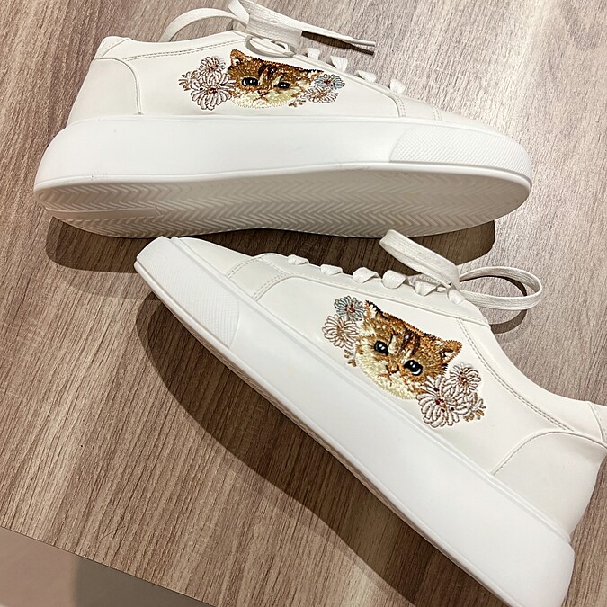 Paul & Joe X Grace Gift聯名西洋菊小棕貓圓頭小白鞋，NT1,980Paul & Joe X Grace Gift聯名西洋菊小棕貓圓頭小白鞋，NT1,980