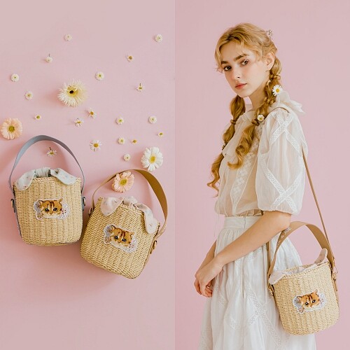 Paul & Joe X Grace Gift聯名小棕貓電繡大頭藤編手提肩背水桶包(粉、藍)，NT1,680