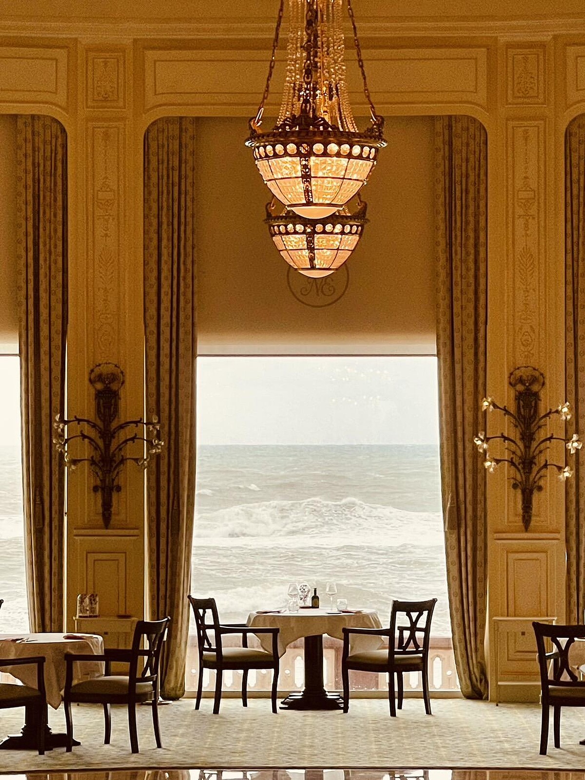 落腳的飯店Lobby即可望見海景