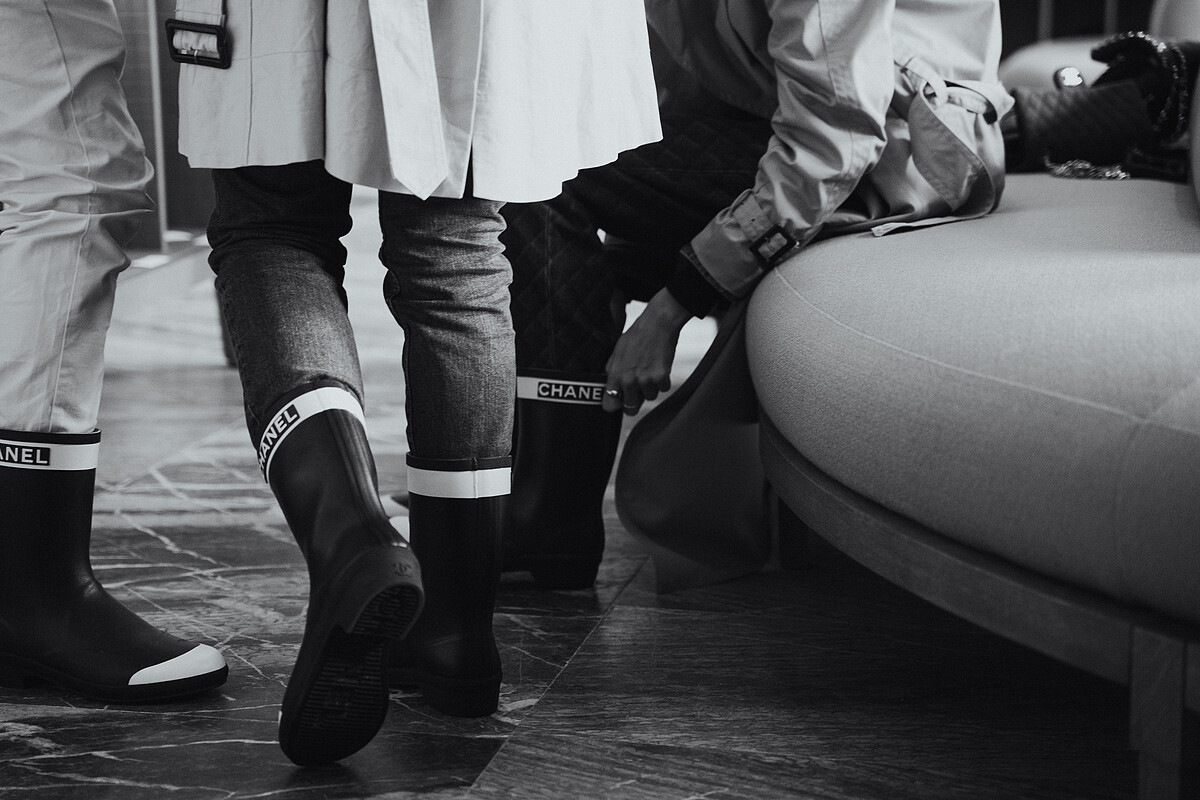 穿上香奈兒準備的雨靴。