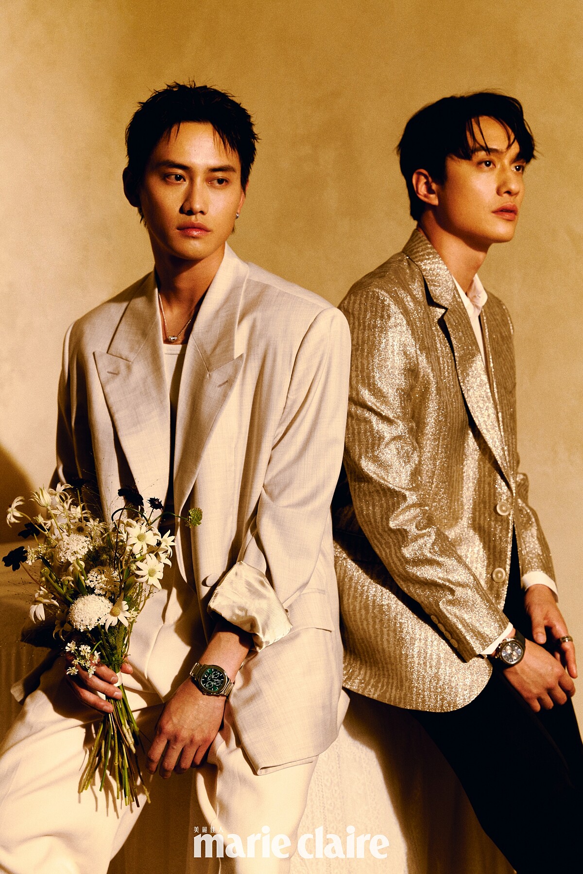 劉俊謙／金色亮澤寬鬆版型外套、Celine Homme；白色襯衫、黑色經典喇叭褲，both by Louis Vuitton；Polo系列冰河藍自動上鍊計時碼錶、Possession系列18K白金鑽石戒指，all by Piaget。范少勳／石灰色羊毛尖角翻領雙排扣外套、白色超合身背心、石灰色羊毛寬版西裝褲，all by Givenchy； Polo 系列礦石綠超薄萬年曆自動上鍊腕錶、Possession 系列18K白金鑽石項鍊、藍寶石耳環、鑽石戒指，all by Piaget。