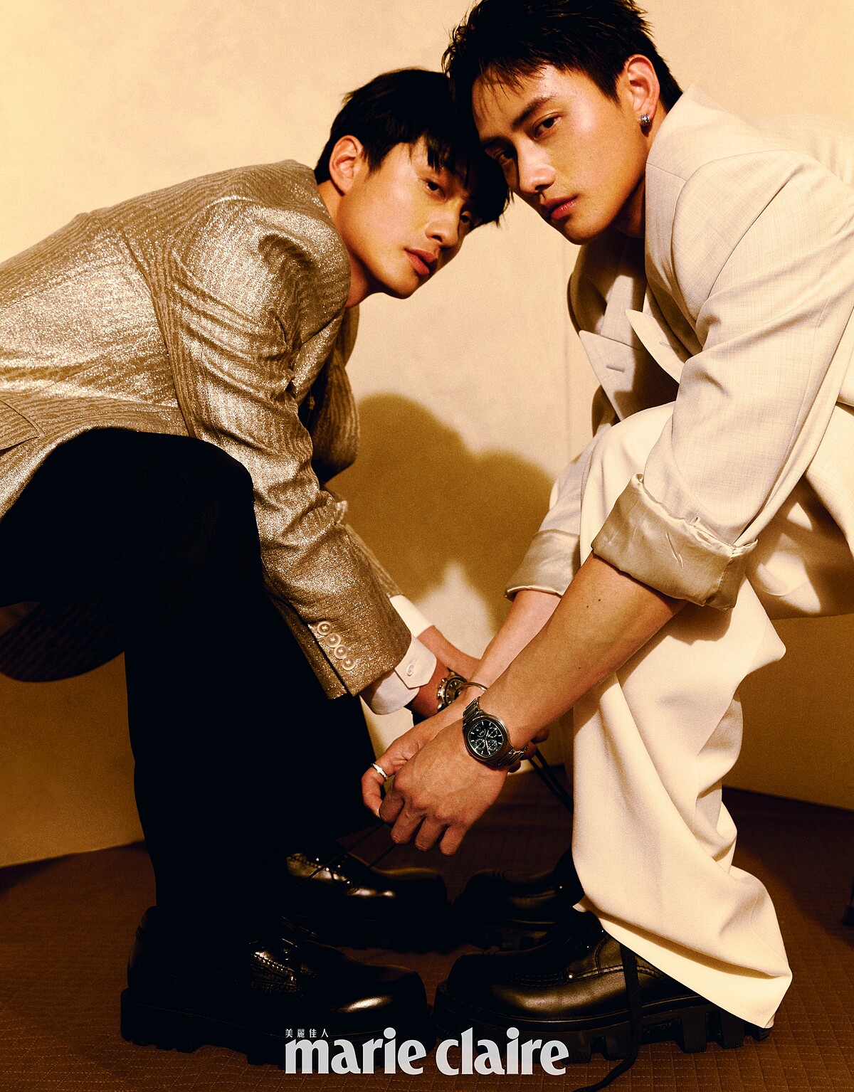 劉俊謙／金色亮澤寬鬆版型外套、Celine Homme；白色襯衫、黑色經典喇叭褲，both by Louis Vuitton；黑色繫帶皮鞋，Givenchy；Polo系列冰河藍自動上鍊計時碼錶、Possession系列18K白金鑽石戒指，all by Piaget。范少勳／石灰色羊毛尖角翻領雙排扣外套、白色超合身背心、石灰色羊毛寬版西裝褲，all by Givenchy；黑色繫帶皮鞋，Louis Vuitton；Polo 系列礦石綠超薄萬年曆自動上鍊腕錶、Possession 系列18K白金鑽石項鍊、藍寶石耳環、鑽石戒指，all by Piaget。