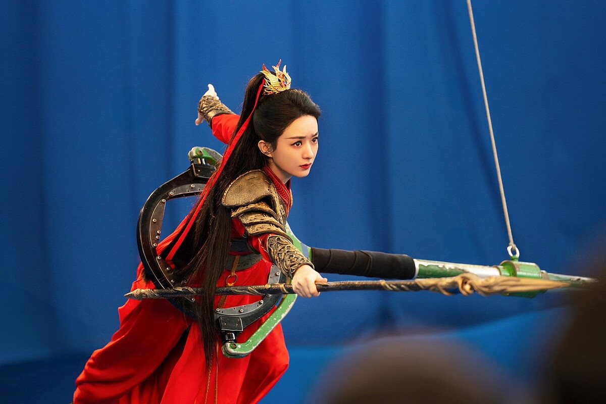 武術指導表示連男星都不見得甩得動的長槍，佩服趙麗穎在2個多月練成。