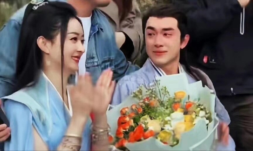 林更新殺青哭成淚人，趙麗穎在旁安慰，顯見兩人私交甚篤。