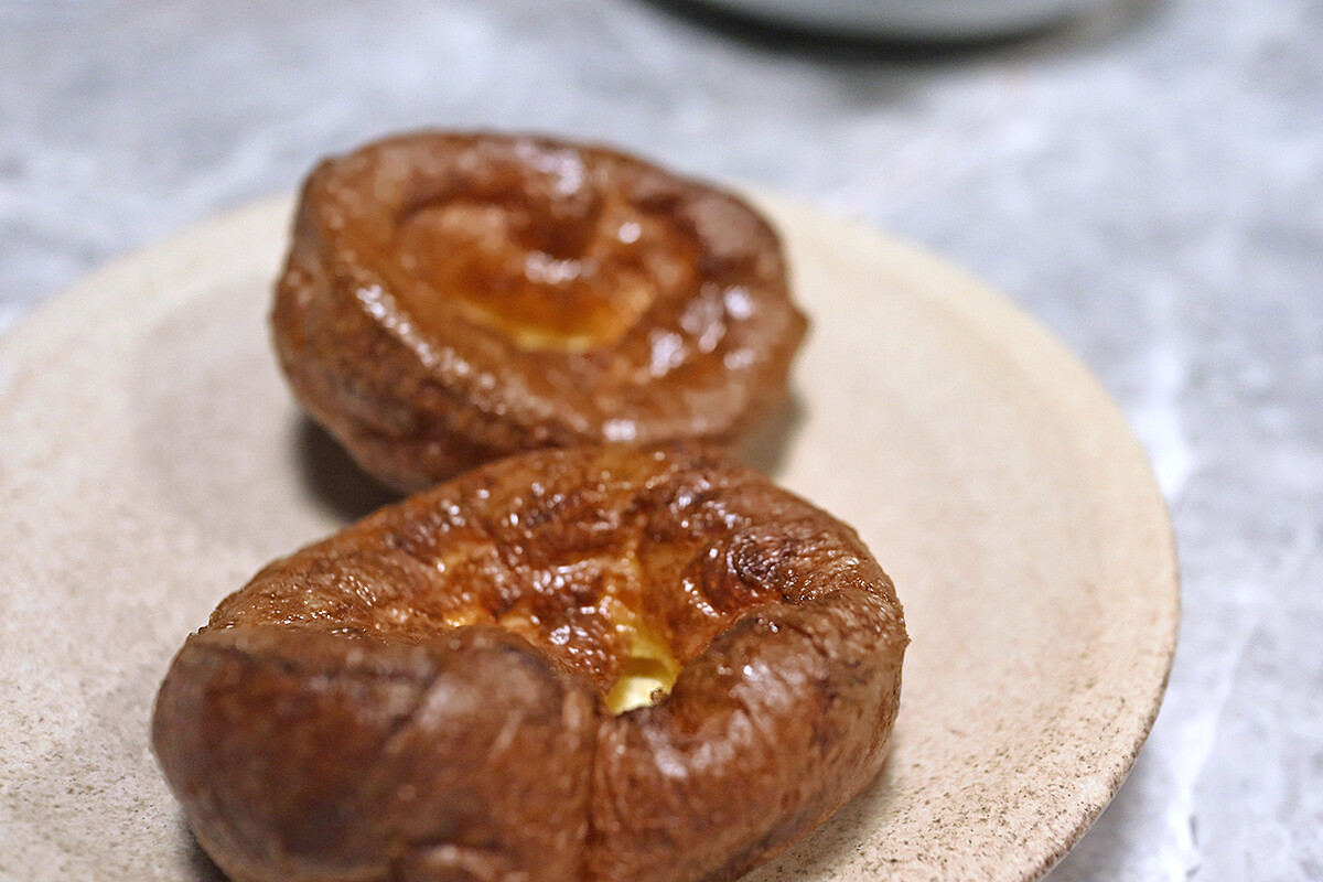 隨餐也附上 Intro 招牌的約克夏布丁麵包，與生魚塔塔的風味也十分搭襯。