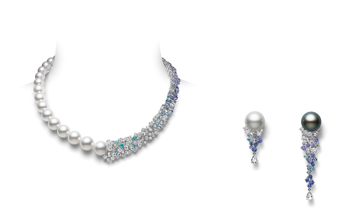 項鍊：18K白金鑲嵌鑽石、丹泉石、藍寶石、海藍寶石與碧璽，搭配白南洋珍珠(尺寸約8.50-13.70mm)，參考價格NT$ 6,910,000 耳環：18K白金鑲嵌鑽石、丹泉石、藍寶石與海藍寶石，搭配一顆白南洋珍珠(尺寸約13.5*13.5mm)與一顆黑珍珠(尺寸約13.6*13.5mm)，參考價格NT$ 1,560,000