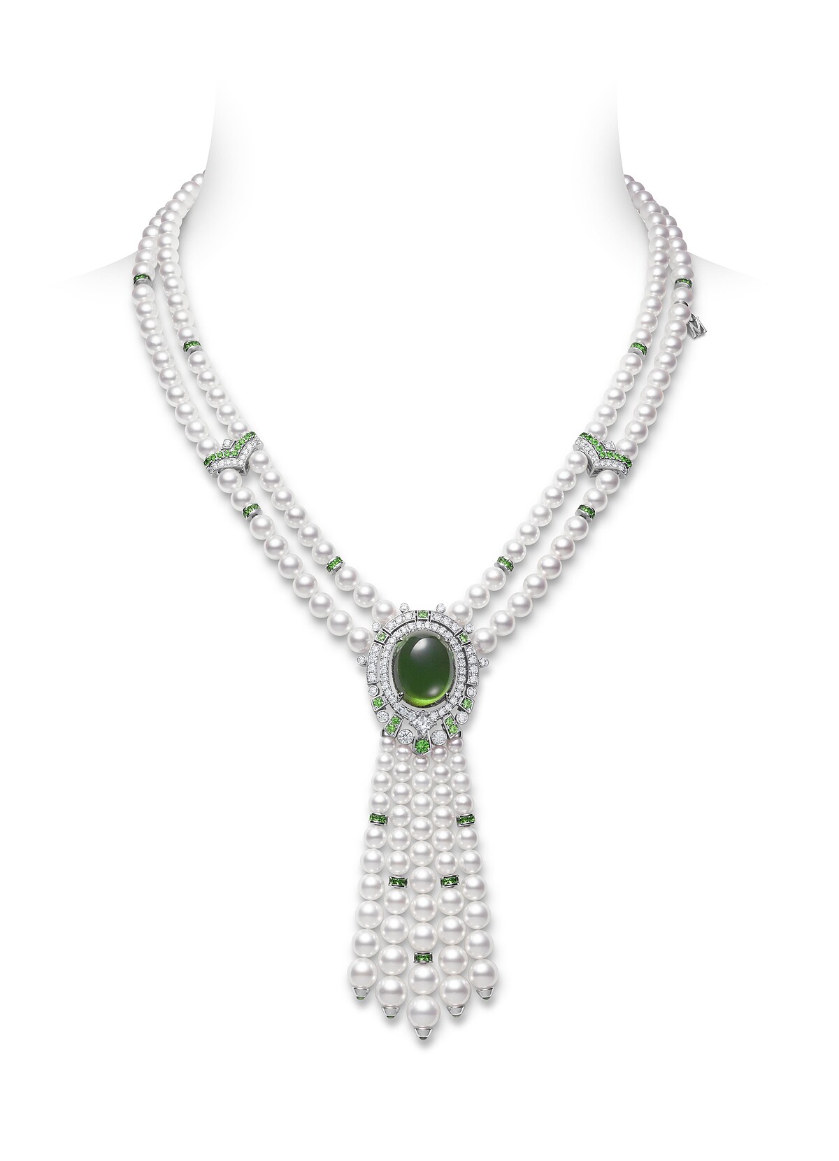 項鍊：18K白金，鑲嵌鑽石、石榴石與綠色碧璽，其中包括一顆重約22.98克拉蛋面形切割的綠色碧璽，搭配日本Akoya珍珠(尺寸約4.00-8.49mm)，參考價格NT$ 3,700,000