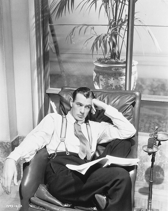 美國演員Gary Cooper和戴在他左手小指上的Trinity戒指。