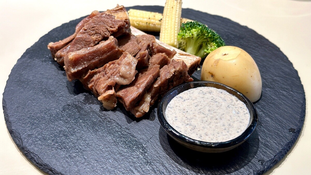 「福寶寶」大安概念店內用套餐的帶骨牛小排