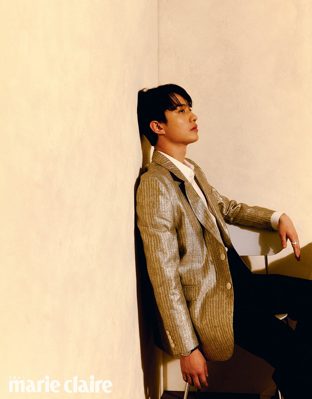 劉俊謙／金色亮澤寬鬆版型外套、Celine Homme；白色襯衫、黑色經典喇叭褲，both by Louis Vuitton；Polo系列冰河藍自動上鍊計時碼錶、Possession系列18K白金鑽石戒指，all by Piaget。