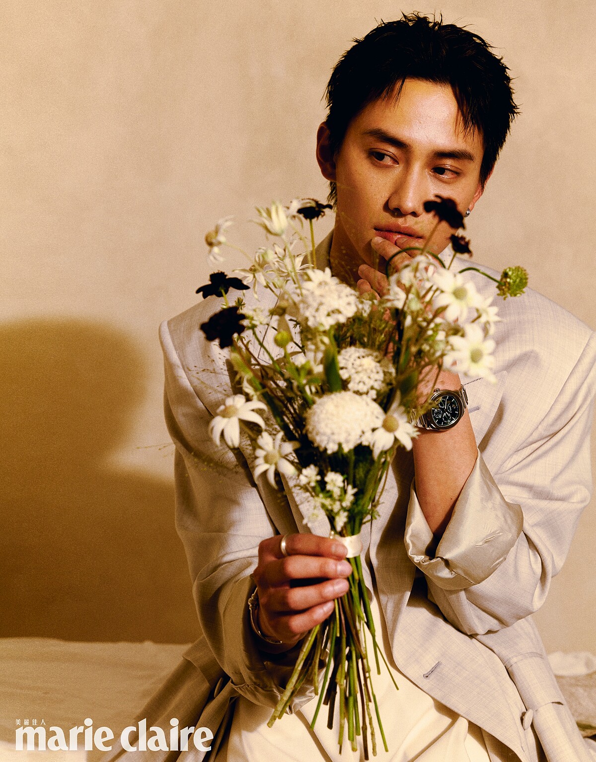 范少勳／石灰色羊毛尖角翻領雙排扣外套、白色超合身背心、石灰色羊毛寬版西裝褲，all by Givenchy； Polo 系列礦石綠超薄萬年曆自動上鍊腕錶、Possession 系列18K白金鑽石項鍊、藍寶石耳環、鑽石戒指，all by Piaget。