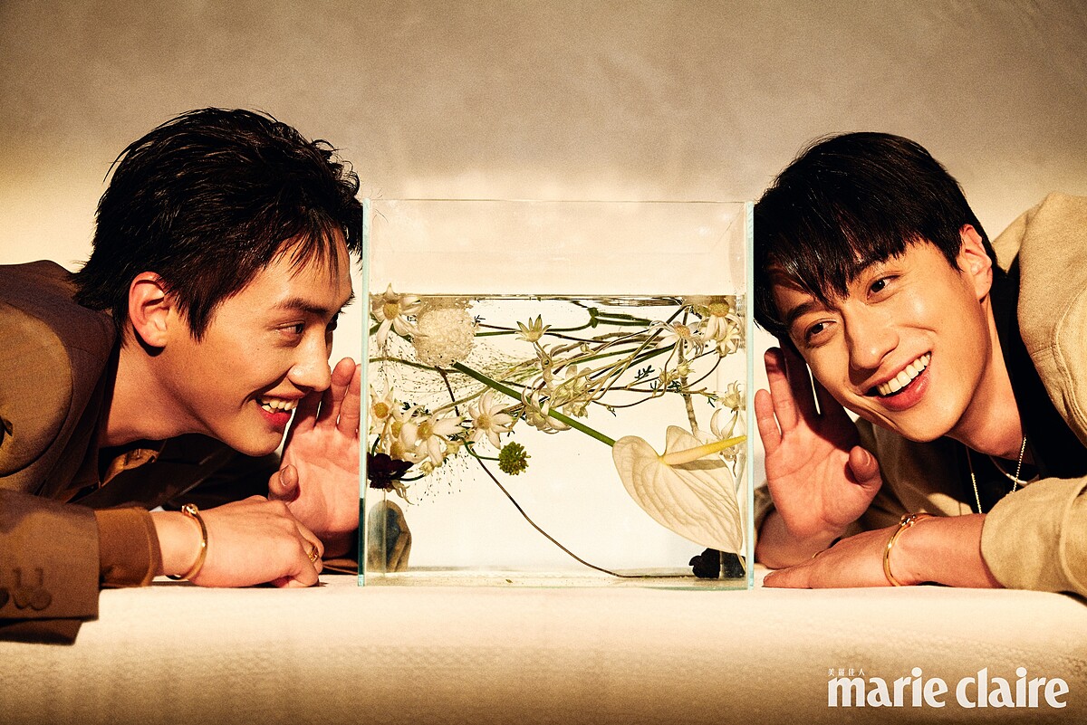 范少勳／黃褐色羊毛西裝外套、灌木叢色棉質襯衫，both by Burberry；Possession系列18K玫瑰金宮廷式雕刻飾紋手鐲，Piaget。劉俊謙／沙色黑領外套、灰色短袖上衣，both by Ferragamo；Possession系列18K玫瑰金宮廷式雕刻飾紋手鐲，Piaget。