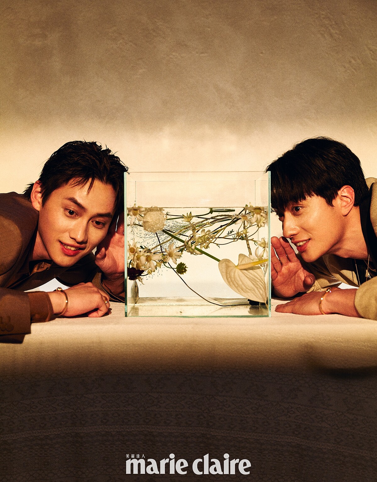 范少勳／黃褐色羊毛西裝外套、灌木叢色棉質襯衫，both by Burberry；Possession系列18K玫瑰金宮廷式雕刻飾紋手鐲，Piaget。劉俊謙／沙色黑領外套、灰色短袖上衣，both by Ferragamo；Possession系列18K玫瑰金宮廷式雕刻飾紋手鐲，Piaget。