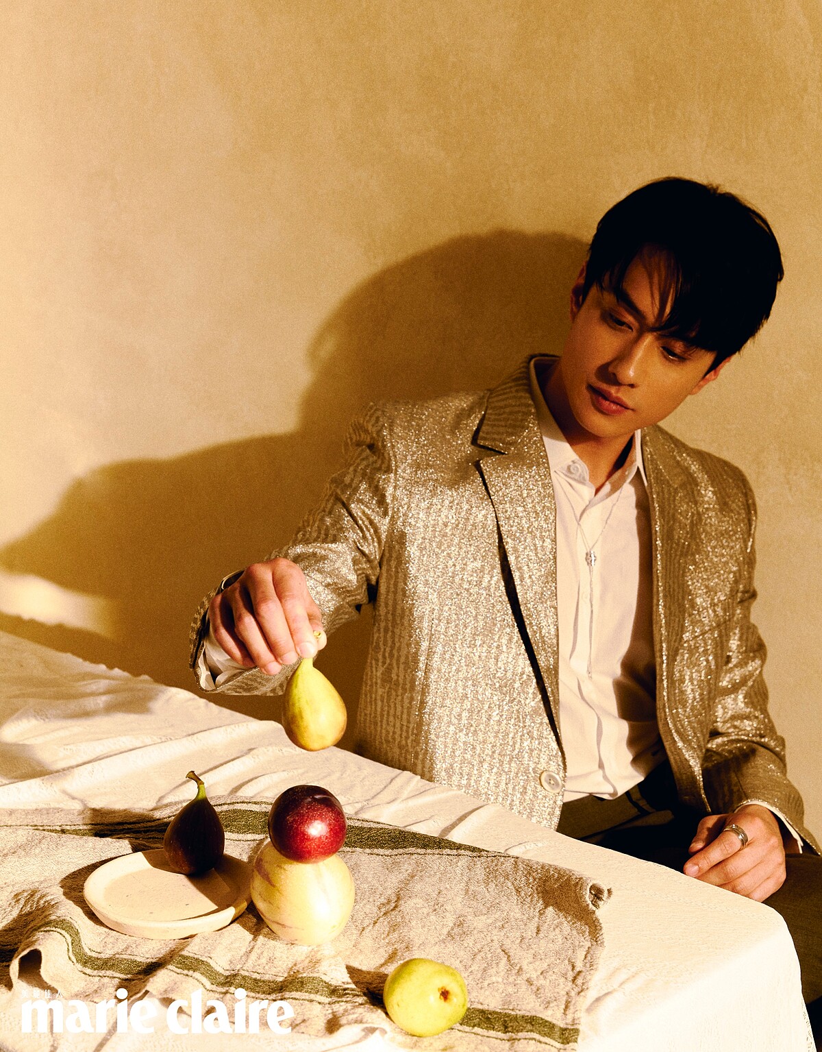 劉俊謙／金色亮澤寬鬆版型外套，Celine Homme；白色襯衫、黑色經典喇叭褲，both by Louis Vuitton；Possession系列18K白金鑽石戒指，Piaget。