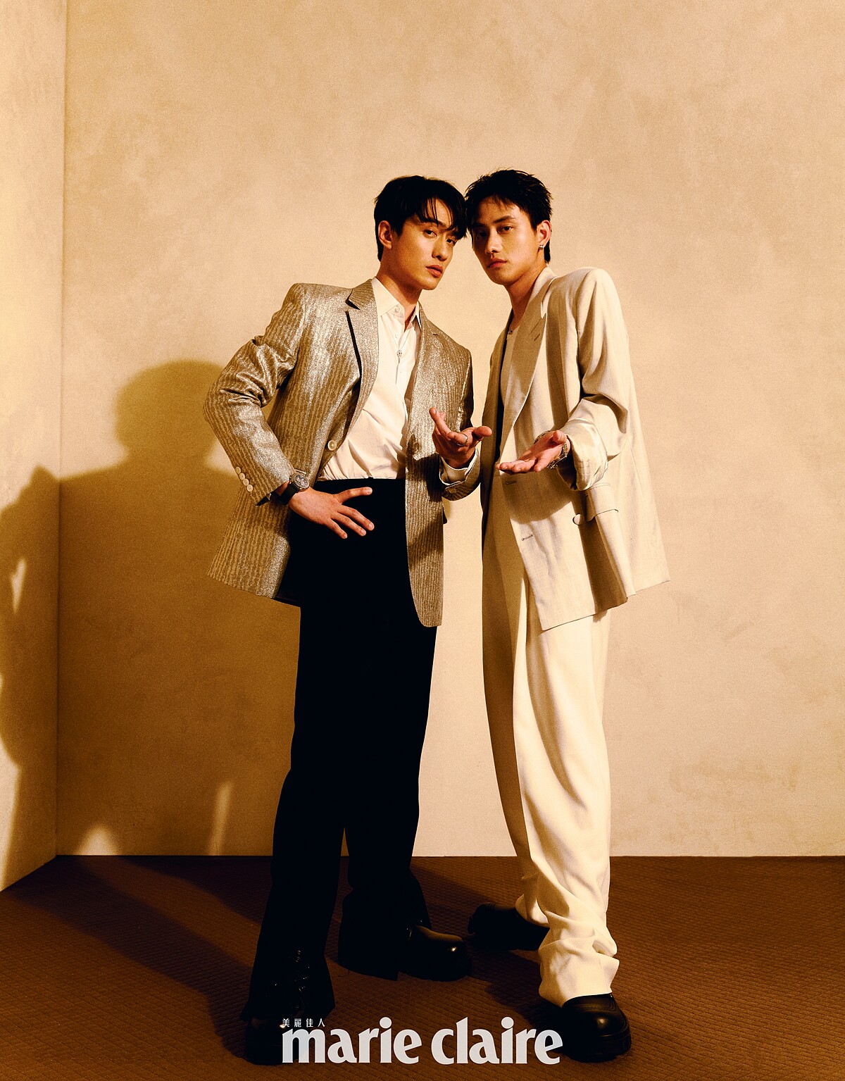 劉俊謙／金色亮澤寬鬆版型外套、Celine Homme；白色襯衫、黑色經典喇叭褲，both by Louis Vuitton；黑色繫帶皮鞋，Givenchy；Polo系列冰河藍自動上鍊計時碼錶、Possession系列18K白金鑽石戒指，all by Piaget。范少勳／石灰色羊毛尖角翻領雙排扣外套、白色超合身背心、石灰色羊毛寬版西裝褲，all by Givenchy；黑色繫帶皮鞋，Louis Vuitton；Polo 系列礦石綠超薄萬年曆自動上鍊腕錶、Possession 系列18K白金鑽石項鍊、藍寶石耳環、鑽石戒指，all by Piaget。