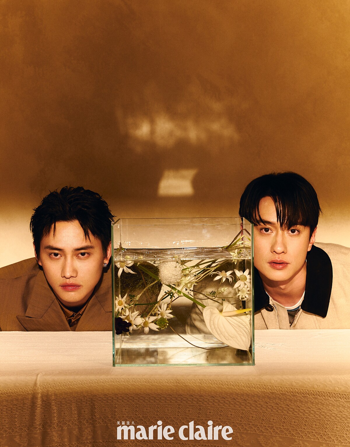 范少勳／黃褐色羊毛西裝外套、灌木叢色棉質襯衫，both by Burberry；藍寶石耳環，Piaget。劉俊謙／沙色黑領外套、灰色短袖上衣，both by Ferragamo。