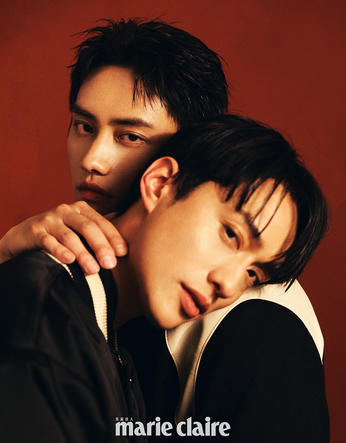 （右圖）劉俊謙／黑色刺繡尼龍棒球外套，Louis Vuitton。范少勳／羊皮拼接經典 Teddy 外套，Celine Homme。