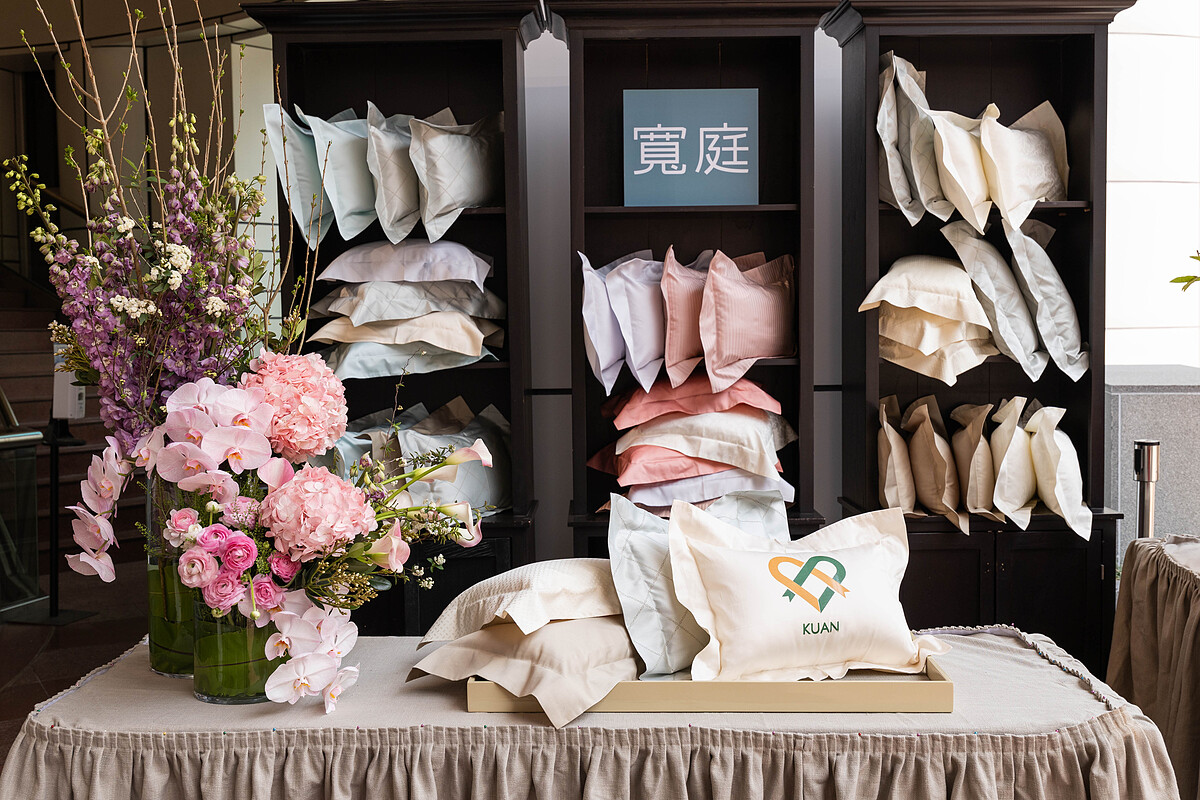 寬庭美學愛心小抱枕， 每只售價NT899。