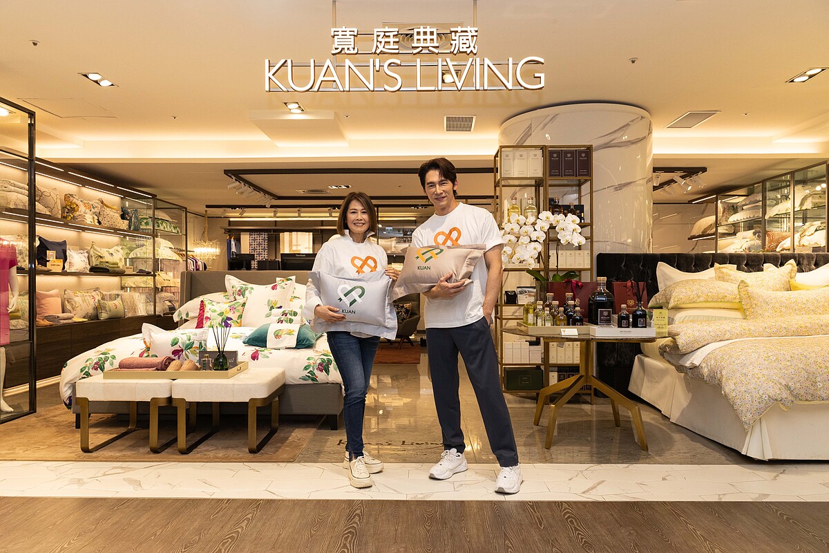 寬庭美學創辦人陳靜寬女士與愛心公益大使溫昇豪為陽光基金會在SOGO忠孝店義賣寬庭愛心抱枕。