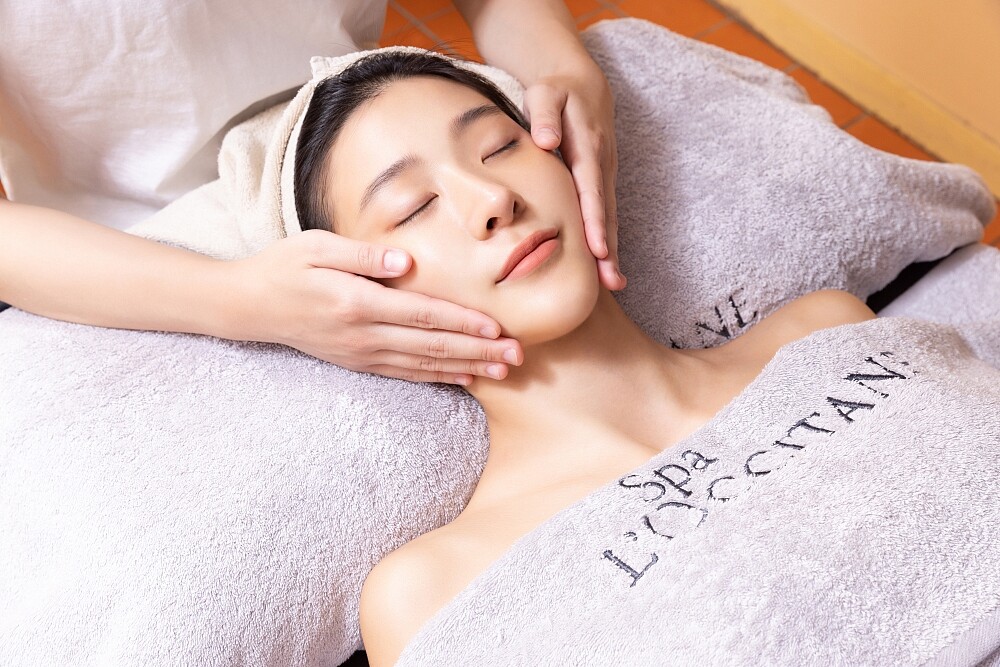 馭時金燦極致駐顏護理臉部按摩。