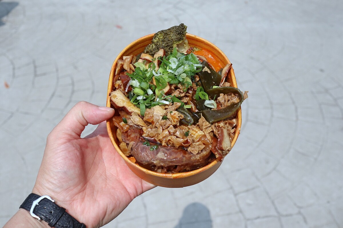 「BARBAVA」除了調酒還有搭配滷味拼盤作為下酒菜。