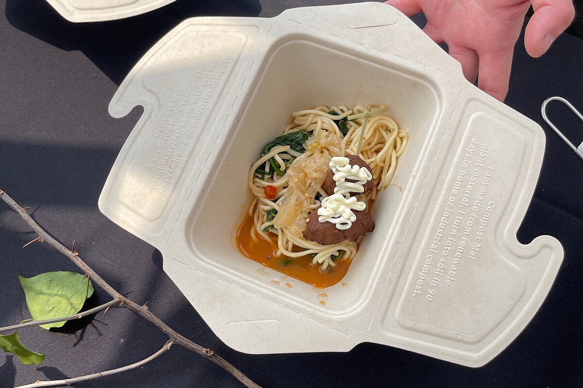 章魚丸野菜馬告起司拌麵。