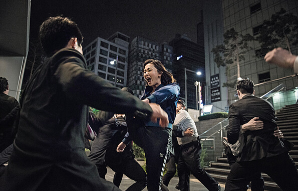 張允柱身手了得，一腳踢飛一個壞人