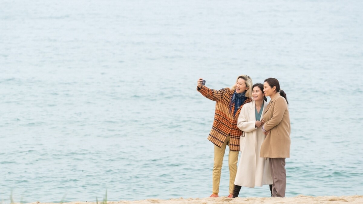 張允柱(左)與姊姊們是表面平靜無波、內在暗潮洶湧