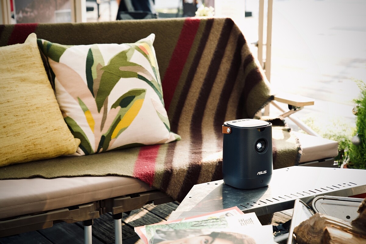 ASUS ZenBeam L2 可攜式LED投影機，為情境展創造聲光饗宴。