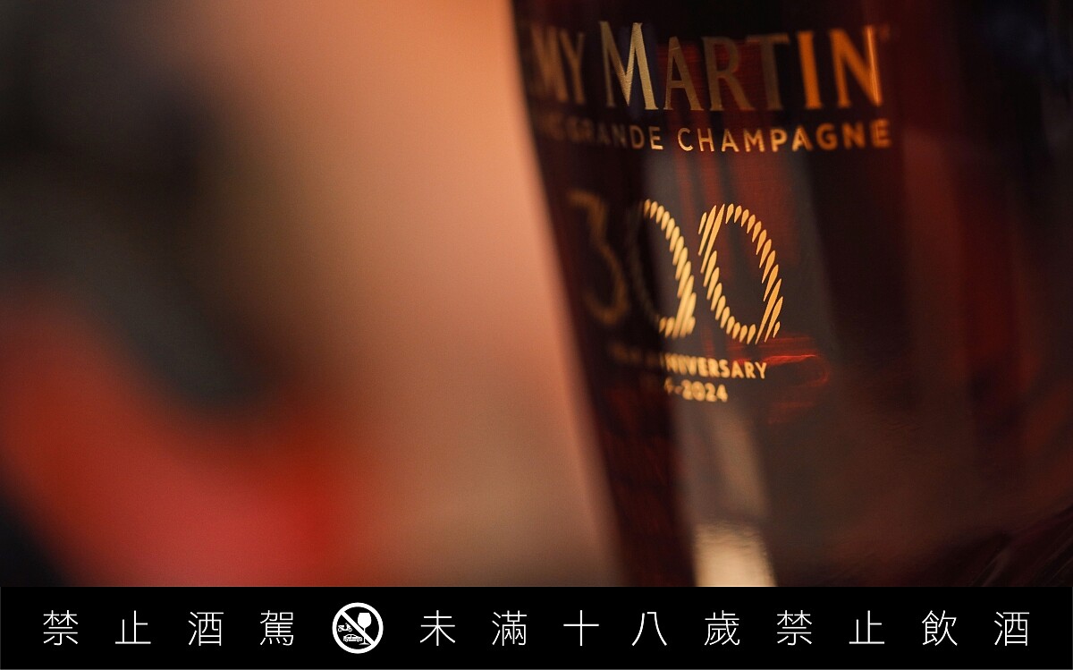 透明的瓶身則突顯了酒液的色澤。