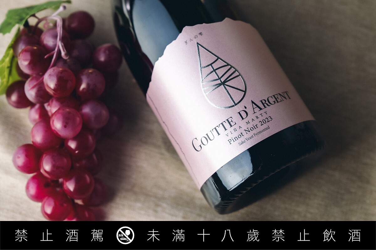 結合智利、日本與法國元素的「銀之雫」特色酒標，是由知名葡萄酒漫畫《神之雫》作者亞樹直姊弟親自設計。