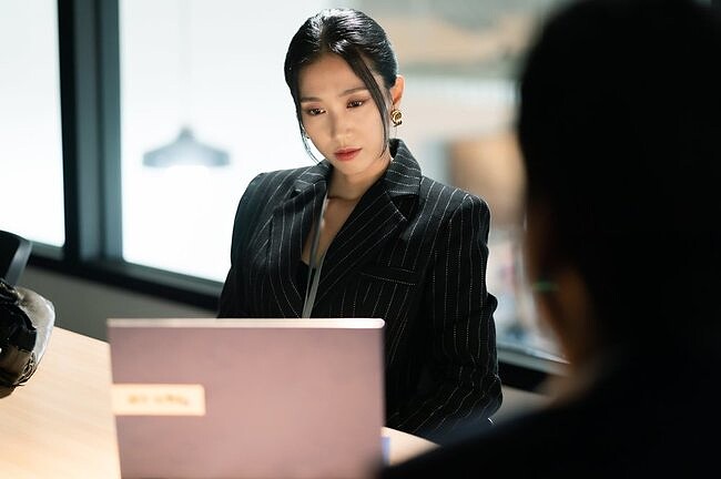 朴知研飾演鄭海登。