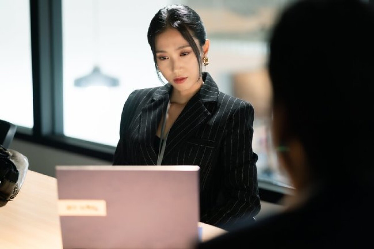 朴知研飾演鄭海登。