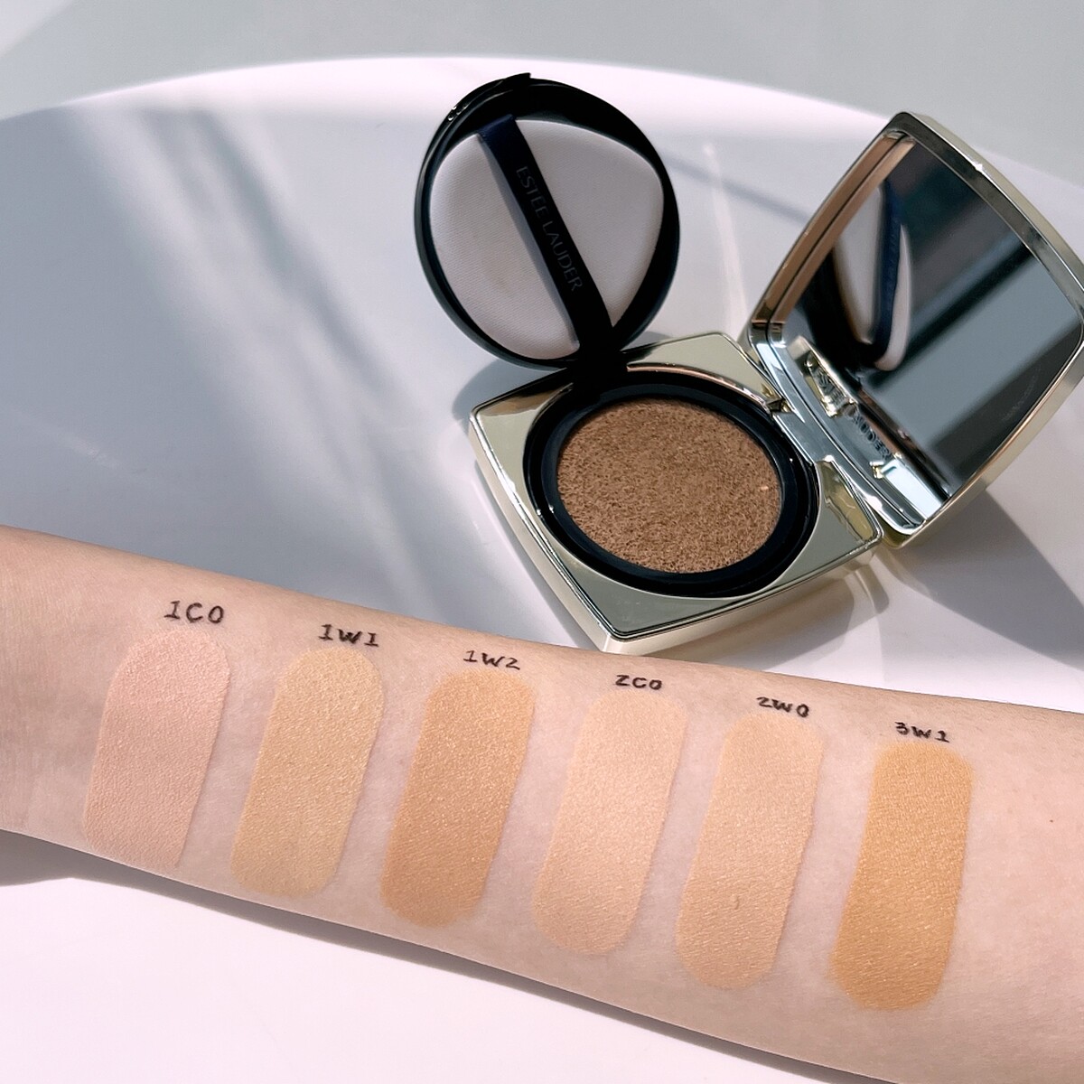 雅詩蘭黛粉持久完美鎖妝氣墊粉餅SPF45/PA+++(共6色)手部試色。