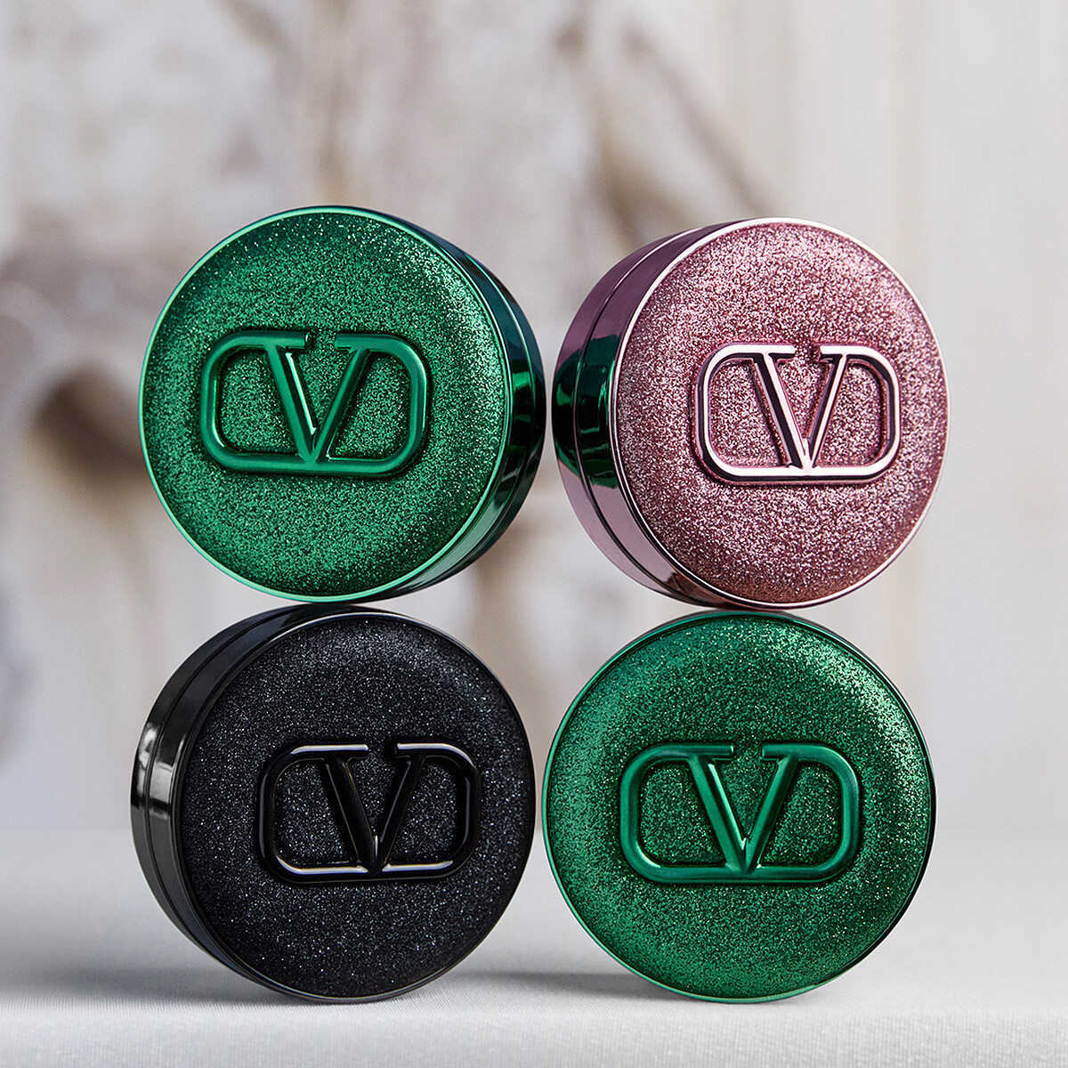 VALENTINO高訂輕透氣墊粉餅訂製外殼(怪美綠、傲慢粉、躁動黑)NT1,300、 氣墊粉蕊 NT1,800