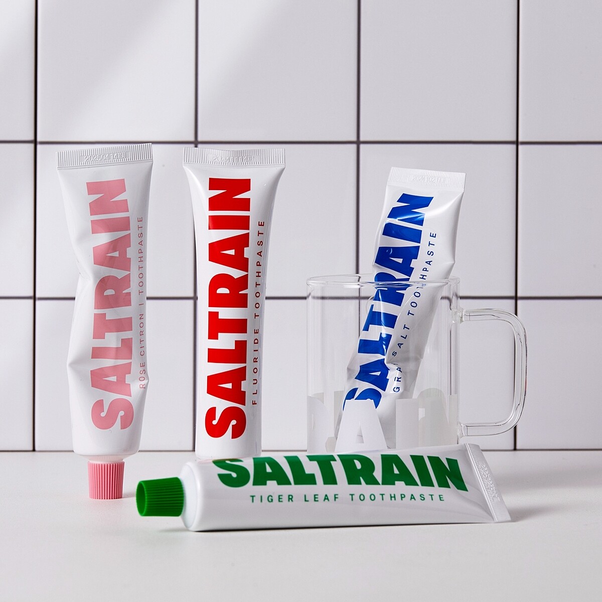 韓國SALTRAIN灰鹽牙膏系列情境圖。