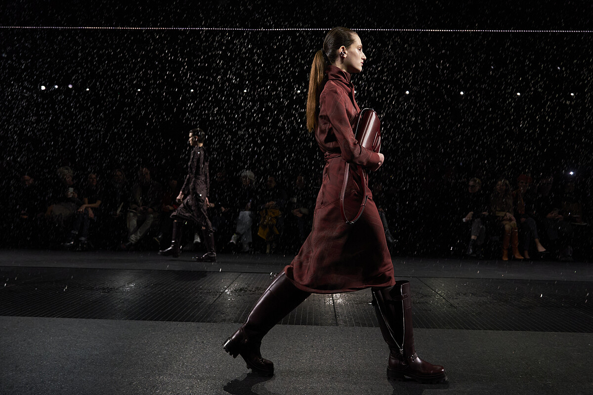 Herm&egrave;s 2024秋冬秀場下起了浪漫的細雨。
