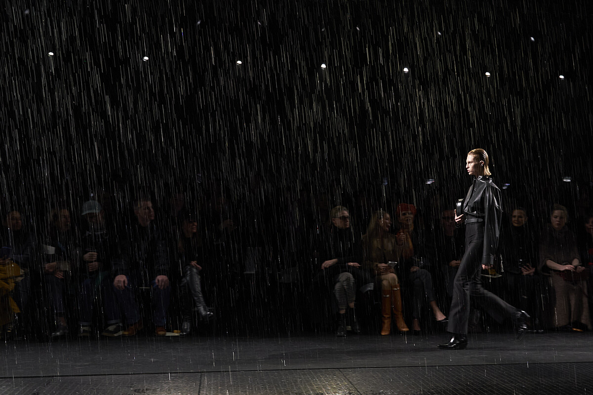 Herm&egrave;s 2024秋冬秀場下起了浪漫的細雨。