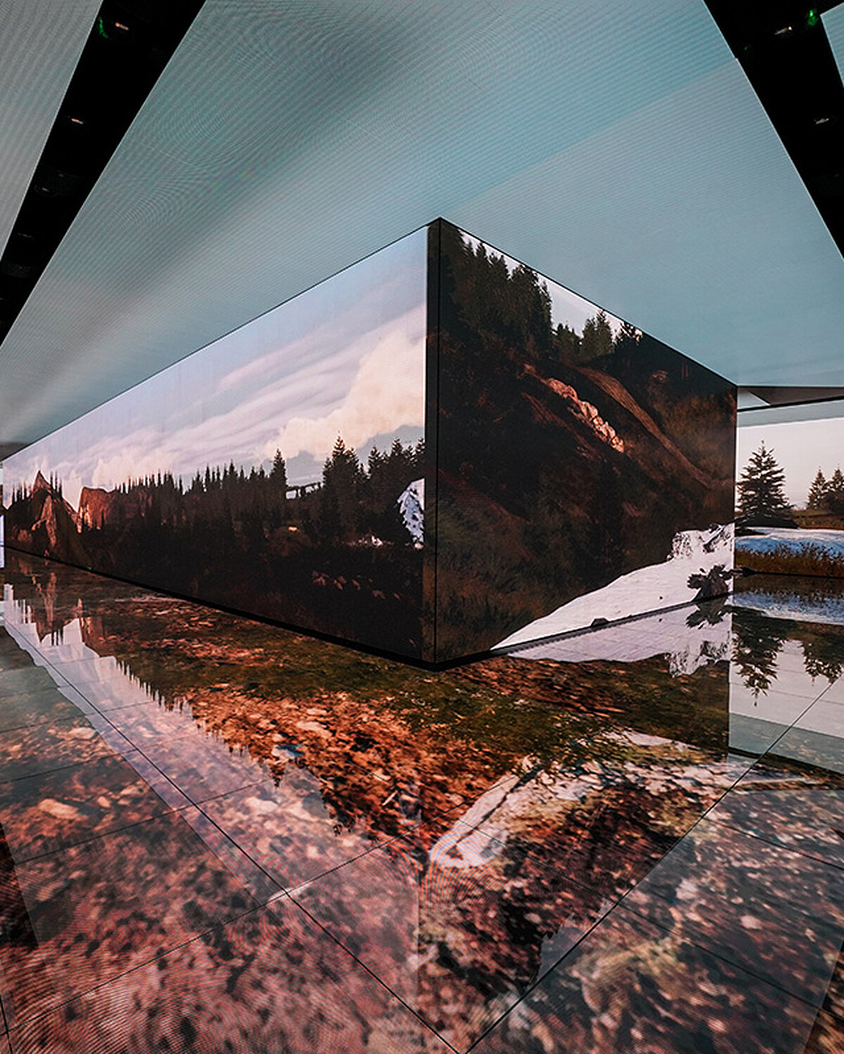 Balenciaga 2024秋冬秀場以電子影像作為開場。