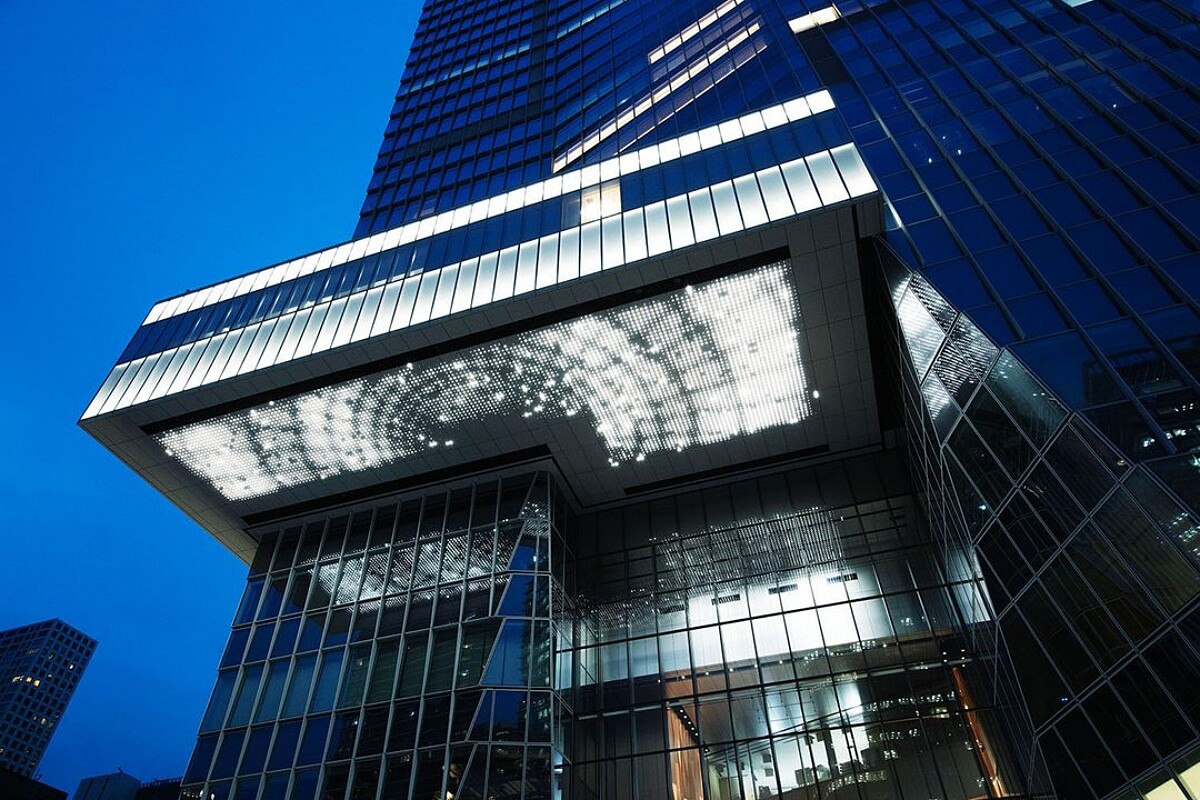 虎之門 Hills 站塔樓2樓入口處有美國藝術家 Leo Villareal 的作品《Firmament（Mori）》。