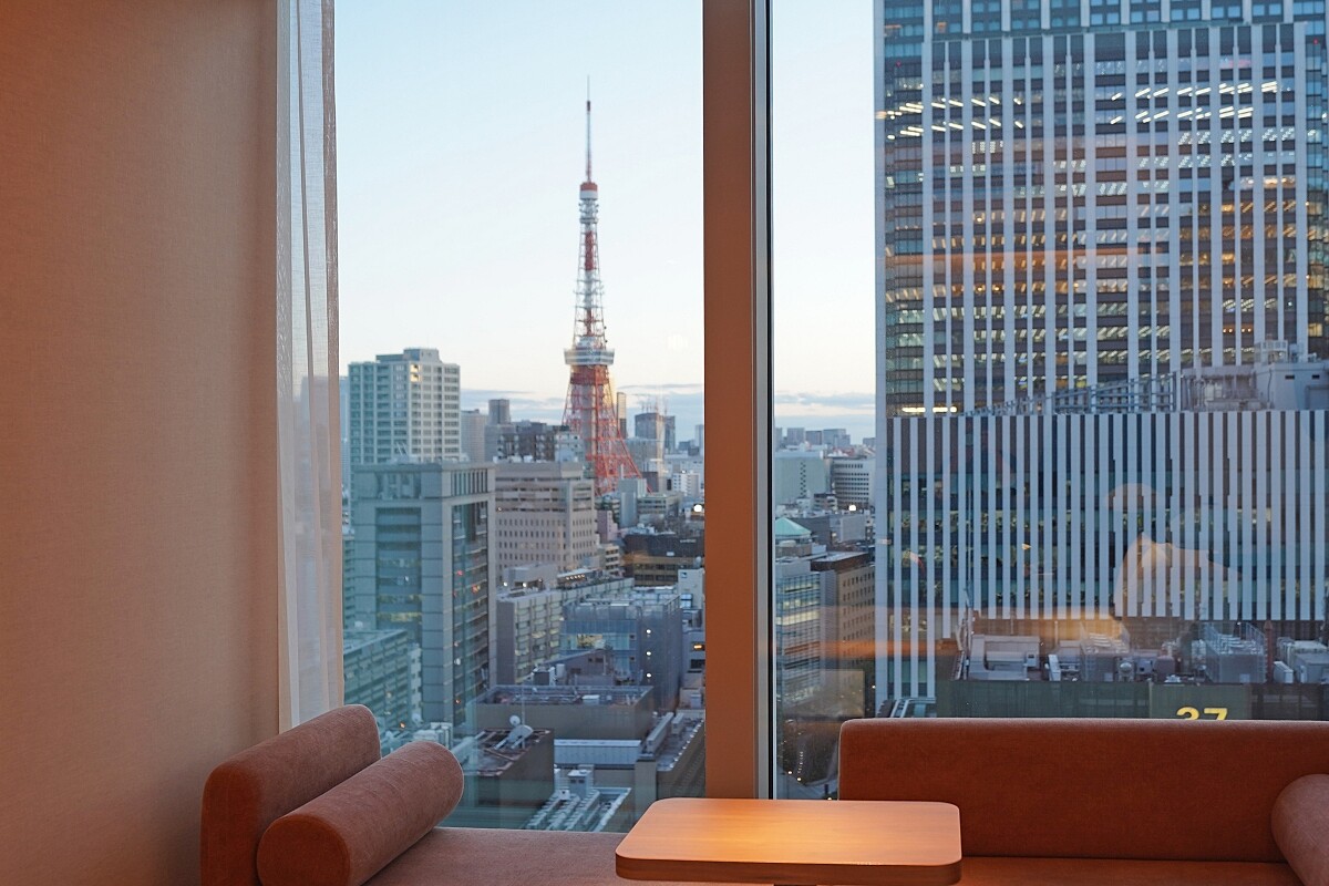 窗邊線條柔和的沙發床成為觀賞鐵塔美景的最佳位置。