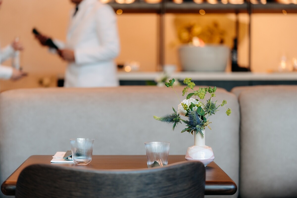 圓弧曲線無所不在，並搭配上皮革長椅。