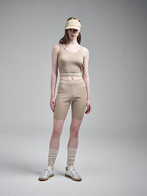 LOGO 緹花下擺針織坦克背心，NT4,380；緹花褲頭針織單車褲 NT4,380。