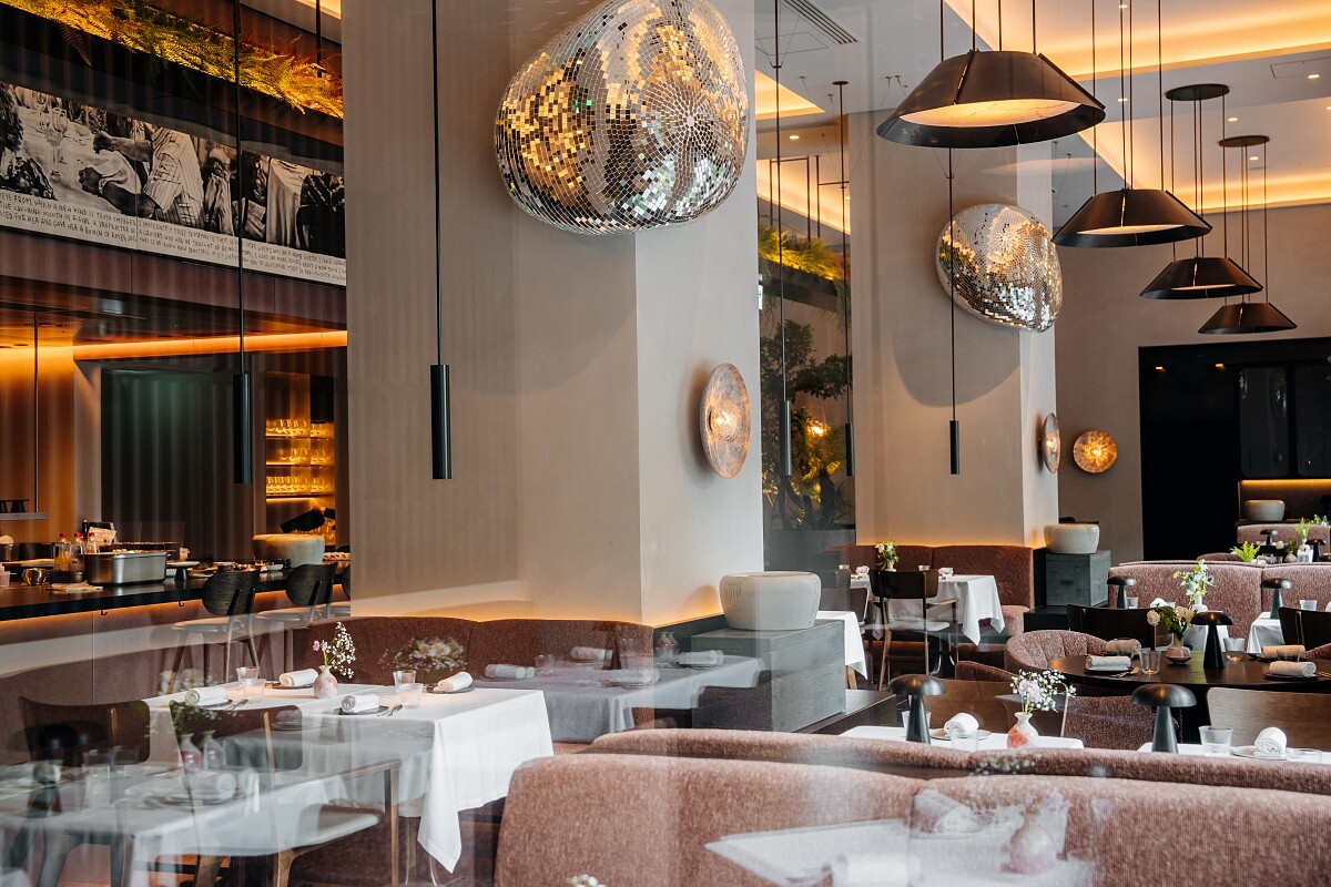 荷蘭藝術家 Rotganzen 手工製作的鏡面馬賽克球作品《Quelle F&ecirc;te》。