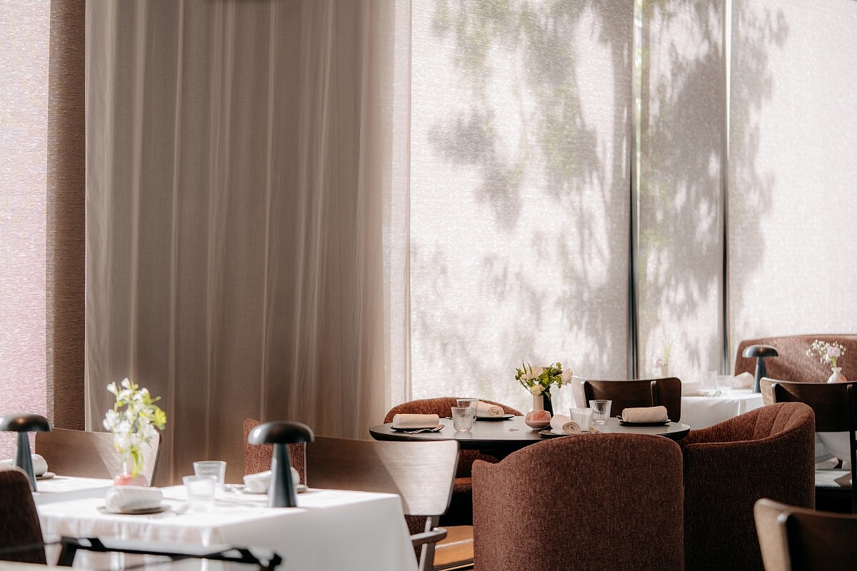 早晨陽光灑落餐廳空間。