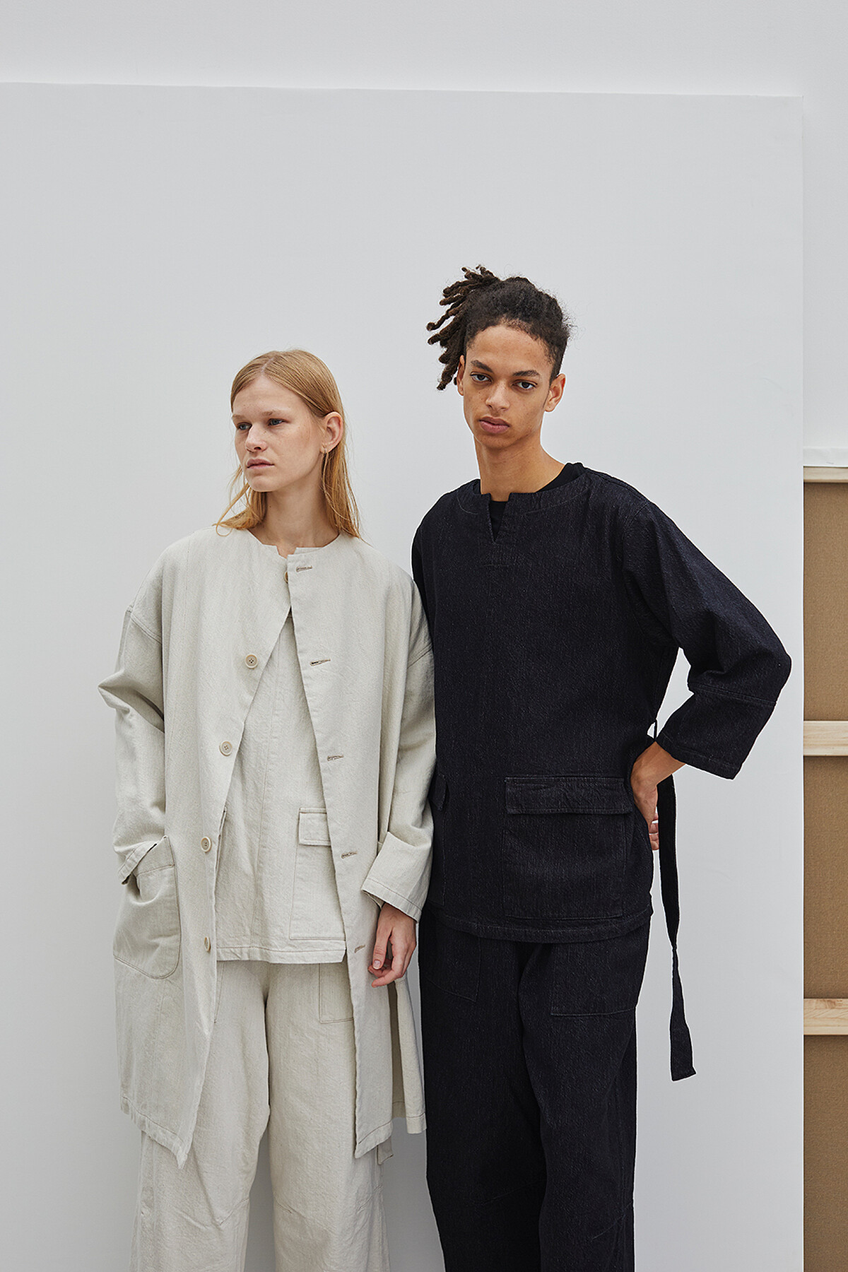 備前丹寧圓領長袖開釦大衣NT:21,200/備前丹寧V領長袖綁帶上衣NT:16,200 /備前丹寧寬管褲NT:14,600